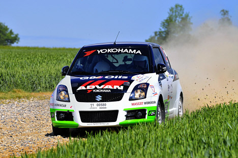 Rallystortalentet Kenneth Madsen har allerede har vundet et overlegent danmarksmesterskab i rally i klassen for tohjulstrukne standardbiler. Han kører sammen med sin erfarne codriver Carina V. Møller i en Suzuki Swift Sport, og de er urørlige forud for sidste løb.